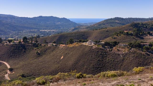 10190 Calle De Robles, Carmel CA: https://media.crmls.org/mediaz/835b4fcf-1a05-46be-82c9-c6d12a4db39d.jpg