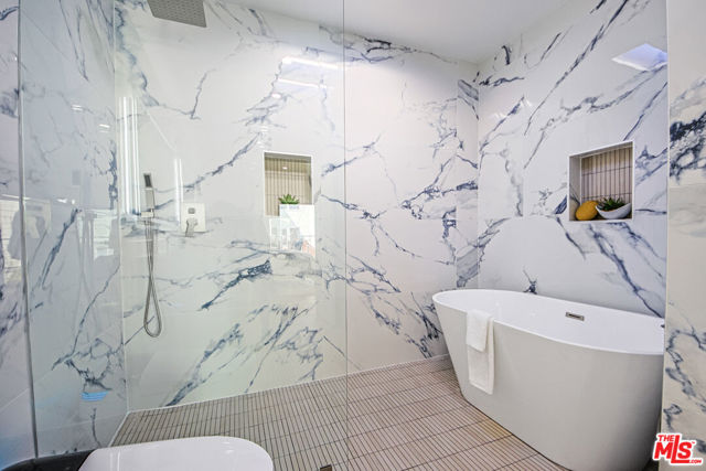 20 Ironsides Street, Marina del Rey CA: https://media.crmls.org/mediaz/835cc847-33db-4040-ac33-a48be9ca2af0.jpg
