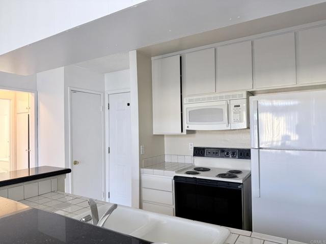 Detail Gallery Image 2 of 27 For 808 Coriander Dr #D,  Torrance,  CA 90502 - 1 Beds | 1 Baths