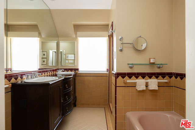 1612 Sunset Plaza Drive, Los Angeles CA: https://media.crmls.org/mediaz/836135dc-fdbf-4207-9a7c-ab307201f124.jpg