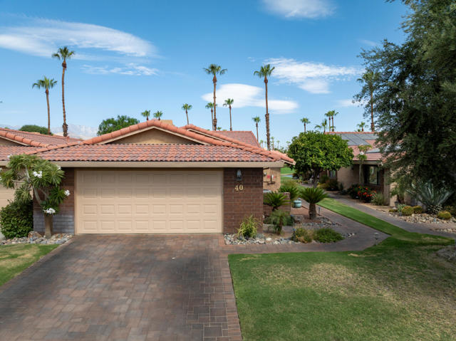 40 Joya Drive, Palm Desert CA: https://media.crmls.org/mediaz/83617c45-7b37-4d12-8106-eaccbca251a6.jpg