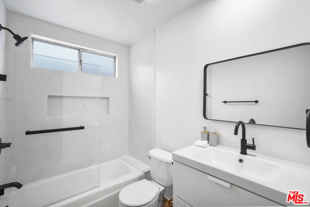 1045 S Bedford Street, Los Angeles CA: https://media.crmls.org/mediaz/83618384-c933-49df-b125-2bde42cc36b8.jpg