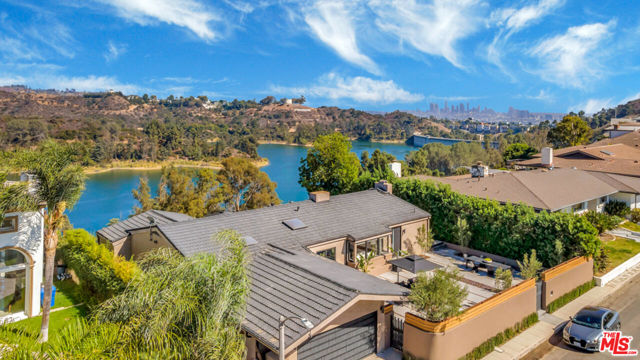 2960 LAKERIDGE Drive, Los Angeles CA: https://media.crmls.org/mediaz/83618c15-df01-4bed-8d10-bb395a4bf9ad.jpg