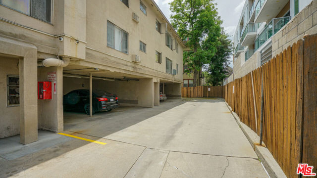 275 S Marengo Avenue, Pasadena CA: https://media.crmls.org/mediaz/83634c7b-c6ae-4990-b704-3551aff41fa8.jpg