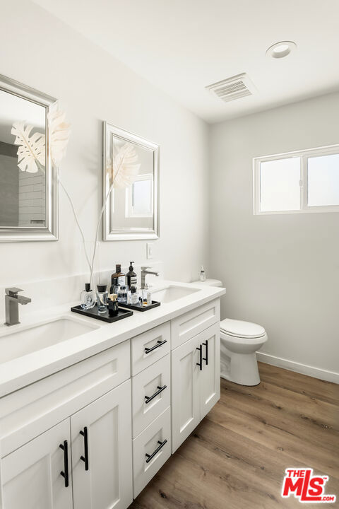 151 S Rexford Drive, Beverly Hills CA: https://media.crmls.org/mediaz/836360b9-208e-4b5e-af16-62dfff7345d4.jpg