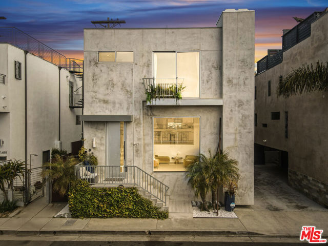 657 Mildred Avenue, Venice CA: https://media.crmls.org/mediaz/83641e9b-f24d-4f15-8198-5e5e9ffc0840.jpg