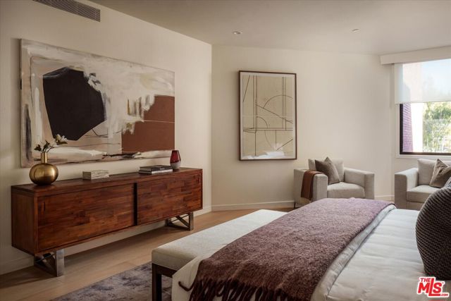 300 N Swall Drive, Beverly Hills CA: https://media.crmls.org/mediaz/8364e40a-3771-48b1-9173-deeae87b3da0.jpg