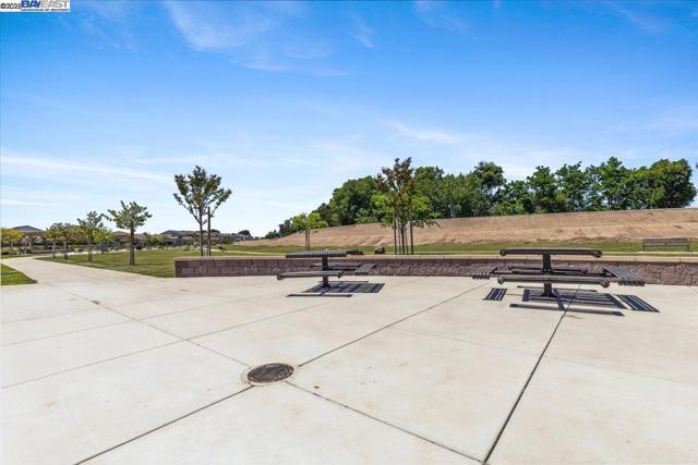 946 Osprey Dr, Lathrop CA: https://media.crmls.org/mediaz/83652d2d-a212-46dd-b819-b372aec6f083.jpg