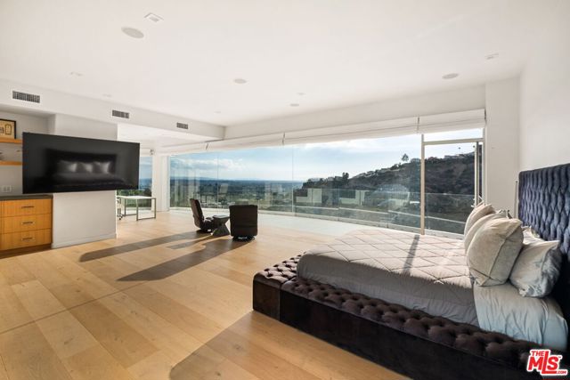 7868 Electra Drive, Los Angeles CA: https://media.crmls.org/mediaz/8367012c-e5d6-490a-be1c-3427afae9f0e.jpg