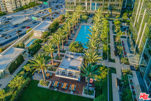 877 Francisco Street, Los Angeles CA: https://media.crmls.org/mediaz/8369e2ad-392e-4f4a-9c9d-4a0a661c9b20.jpg