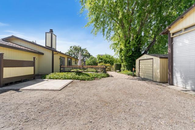 220 Holliday Drive, Hollister CA: https://media.crmls.org/mediaz/8369ffa1-30d5-42a7-b00b-4df47a74dfeb.jpg