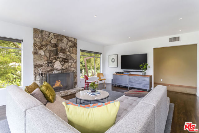 8631 Allenwood Road, Los Angeles CA: https://media.crmls.org/mediaz/836a1c09-21b7-4c1d-a2b3-c5f999726aa8.jpg