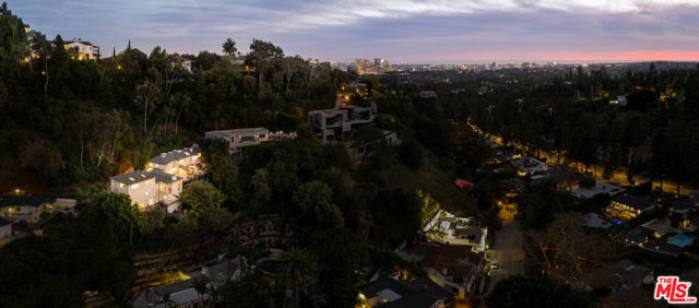 9430 Readcrest Drive, Beverly Hills CA: https://media.crmls.org/mediaz/836ae471-7f73-493e-b814-70e2becb2a3b.jpg