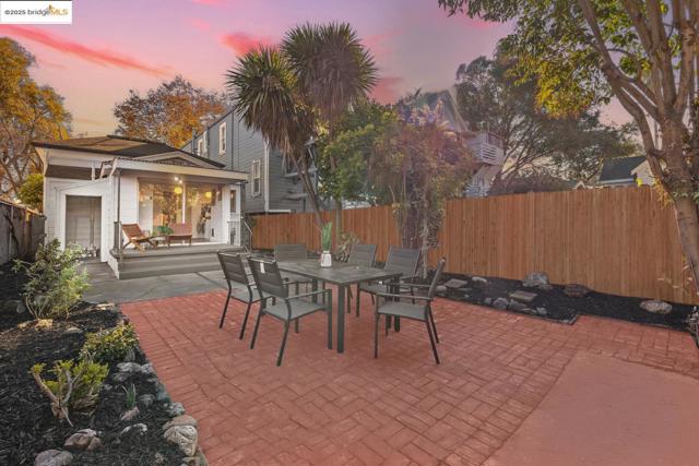 1241 Park Ave, Alameda CA: https://media.crmls.org/mediaz/836c325a-0b61-4122-b37f-42066eb22fad.jpg