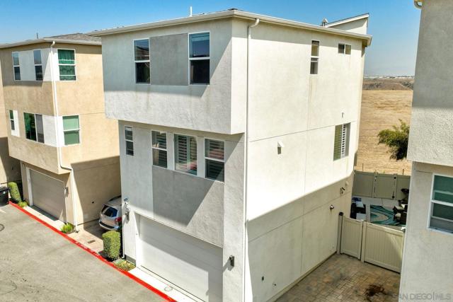 2056 Callisto Terrace, Chula Vista CA: https://media.crmls.org/mediaz/836cc5eb-329c-4c84-9ed2-56c70cacd3d2.jpg