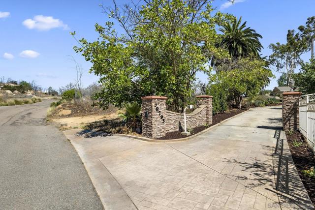 38795 Harris Truck Trail, Fallbrook CA: https://media.crmls.org/mediaz/836cec9f-6c5c-44e1-9c29-2f07a28281d6.jpg