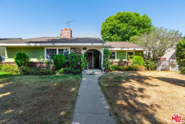 9253 Hayvenhurst Avenue, North Hills CA: https://media.crmls.org/mediaz/836cfaa3-5198-4a4a-9bc6-d6bf340b6e03.jpg