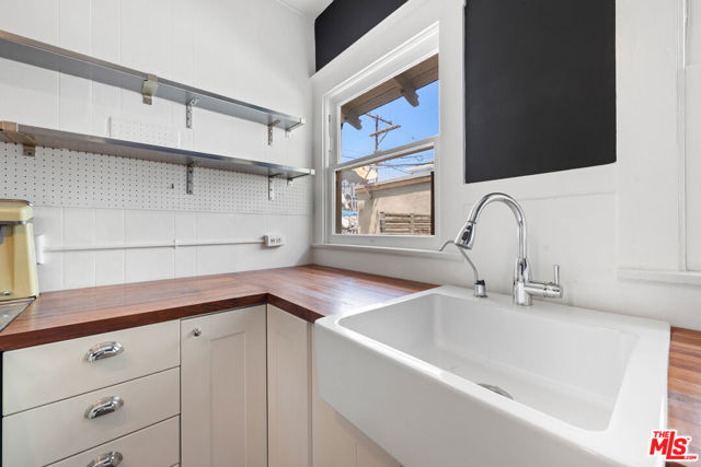 45 Breeze Avenue, Venice CA: https://media.crmls.org/mediaz/836d841e-ead9-43d6-b05c-e86323488814.jpg