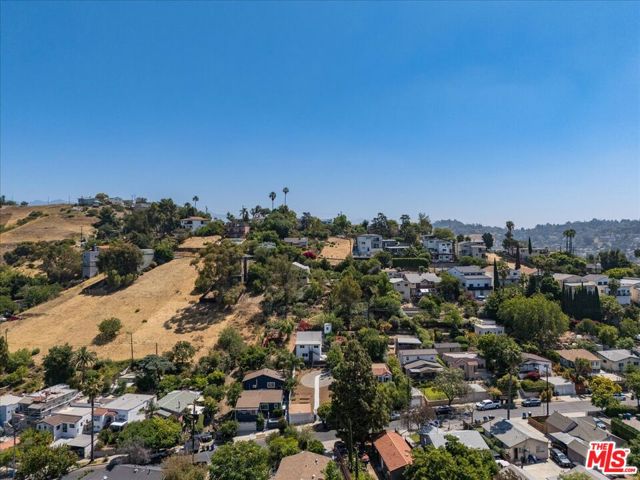 621 Isabel Street, Los Angeles CA: https://media.crmls.org/mediaz/837093af-1536-4d73-87ff-2a5f1f12fd8d.jpg