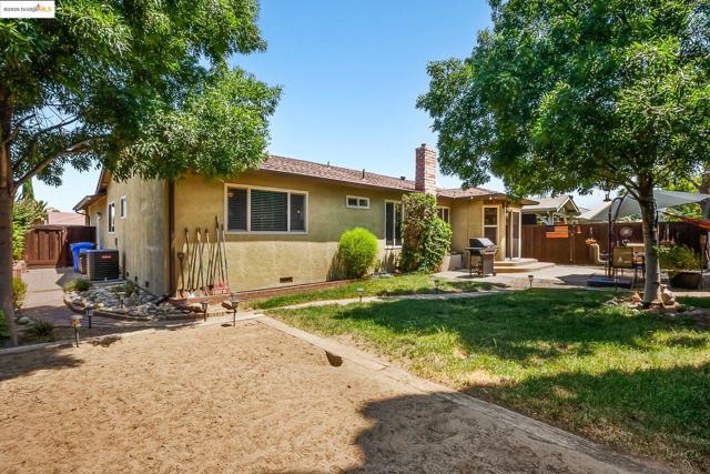 53 Zinfandel Ct, Oakley CA: https://media.crmls.org/mediaz/83718580-f46f-4272-a676-eb474033bf96.jpg