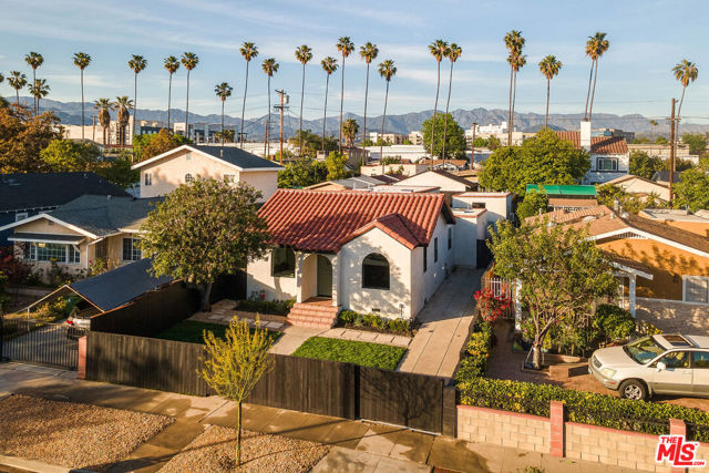 3923 Revere Avenue, Los Angeles CA: https://media.crmls.org/mediaz/837238c5-881b-427a-8ce0-52372d3b6c19.jpg