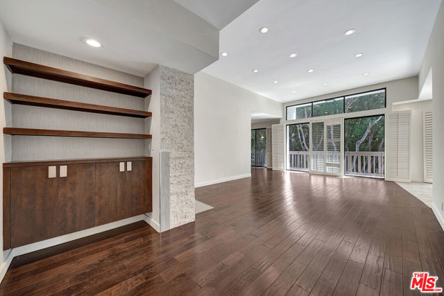 8871 Burton Way, Los Angeles CA: https://media.crmls.org/mediaz/8372a130-bc2d-45a0-acde-868f7905bd10.jpg