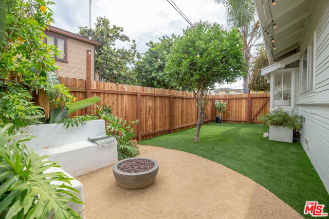 732 N Toledo Walk, Long Beach CA: https://media.crmls.org/mediaz/8374582f-a16f-49b2-98cf-1b9123037455.jpg