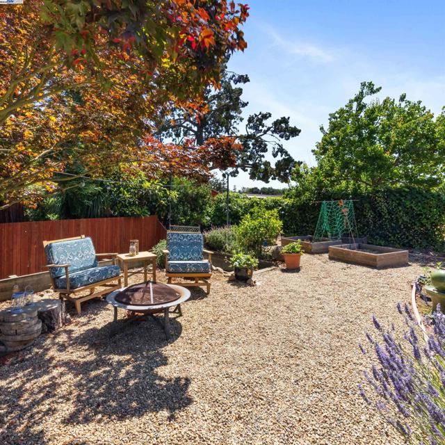18767 Lamson Rd, Castro Valley CA: https://media.crmls.org/mediaz/8374be14-8919-4e44-816d-4bedbbcfbdc3.jpg