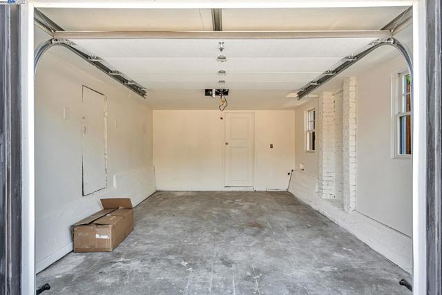 6927 Sunkist Dr, Oakland CA: https://media.crmls.org/mediaz/8375778d-634d-4110-8975-74139f9d0eb3.jpg