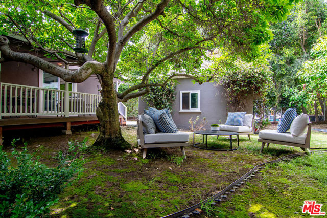565 N Arden Boulevard, Los Angeles CA: https://media.crmls.org/mediaz/837592ec-51c5-4fbb-b2da-0ae4960d8f0a.jpg