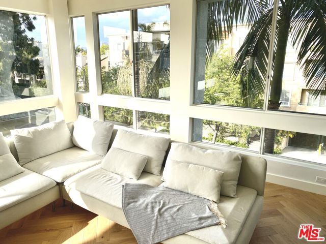 2237 S Bentley Avenue, Los Angeles CA: https://media.crmls.org/mediaz/8376385c-993f-4fcc-a41a-56d1cd214782.jpg