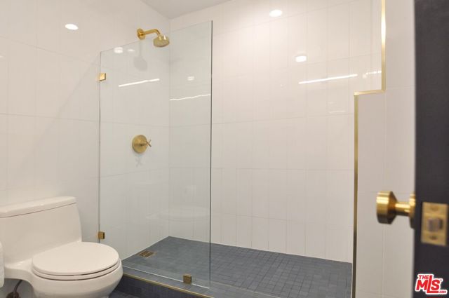 315 E 8th Street, Los Angeles CA: https://media.crmls.org/mediaz/83765484-0782-422d-ac86-338a1158101a.jpg