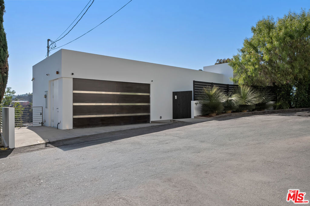 8760 Hollywood Boulevard — Contemporary