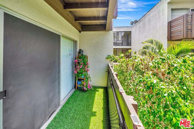 320 S Ardmore Avenue, Los Angeles CA: https://media.crmls.org/mediaz/8376b93b-f162-46c2-9a01-09fae2863299.jpg