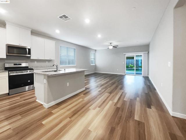 2211 Reunion Ln, Rio Vista CA: https://media.crmls.org/mediaz/8379e645-5a3e-465c-9c6e-75133d3a8836.jpg