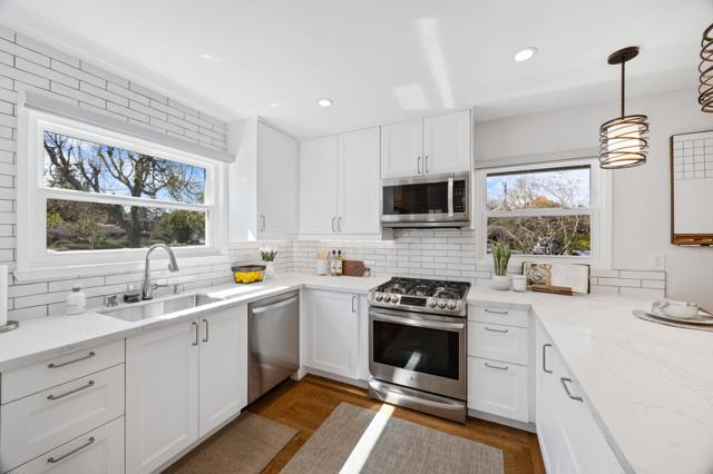 3755 Bay Road, Menlo Park CA: https://media.crmls.org/mediaz/837a69f5-b165-40e1-943d-5584cc1e6a7b.jpg