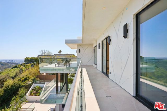 2180 Stradella Road, Los Angeles CA: https://media.crmls.org/mediaz/837a9f1d-ac6a-4653-8f9f-cb458dfcced2.jpg