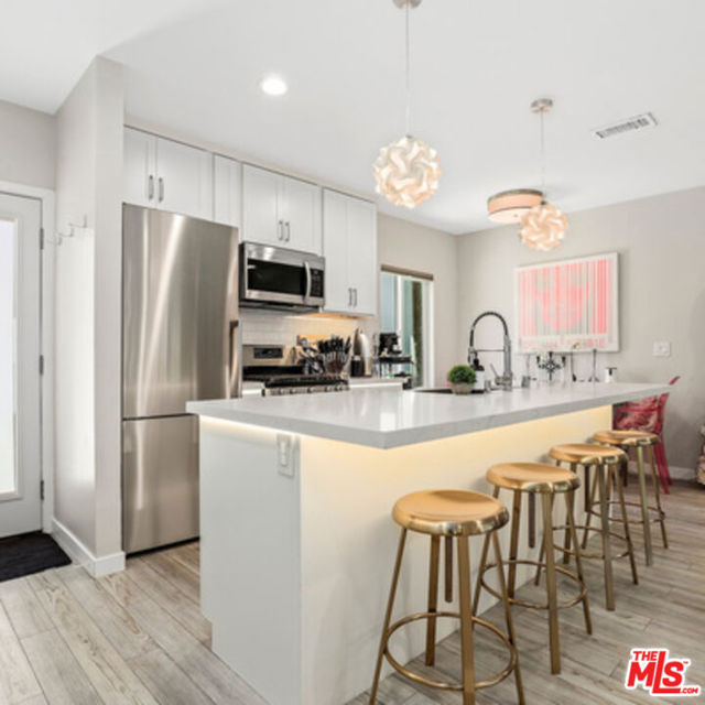 6526 6528 San Vicente Boulevard, Los Angeles CA: https://media.crmls.org/mediaz/837c1988-349c-4a43-a222-5dbc96696fdf.jpg