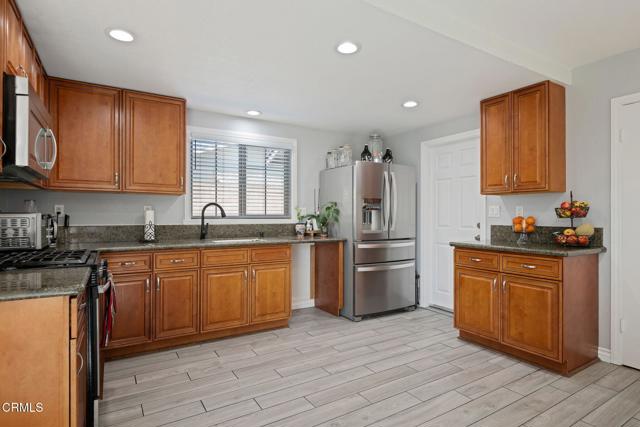 Detail Gallery Image 10 of 25 For 4130 Fortuna Ave, Camarillo,  CA 93010 - 4 Beds | 2 Baths