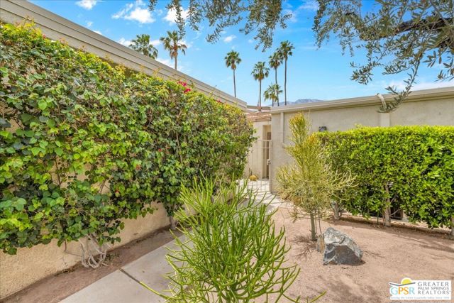 733 N Via Acapulco, Palm Springs CA: https://media.crmls.org/mediaz/837e8468-83cd-4ac8-8e2b-5e4816db76c3.jpg
