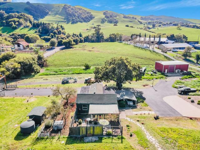 5135 Andrade Rd, Sunol CA: https://media.crmls.org/mediaz/837ea014-639e-4d04-808b-6901cf08f84e.jpg