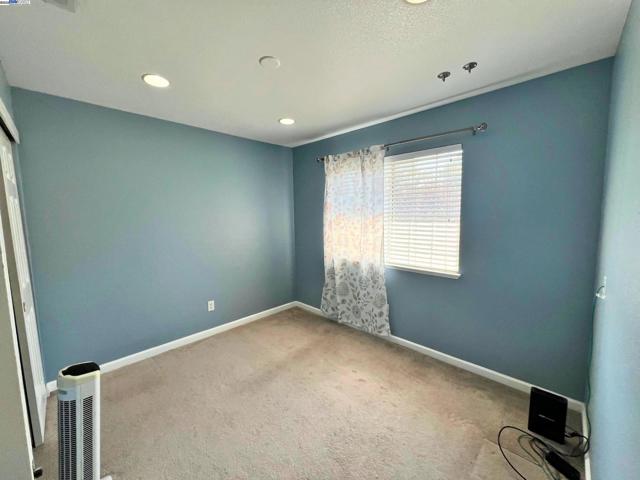 85 Phillips Ct, Tracy CA: https://media.crmls.org/mediaz/837f46b3-cfb3-49cf-8b34-59ccdd9f1992.jpg