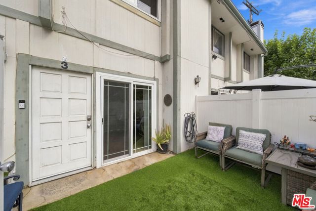 22865 Del Valle Street, 3