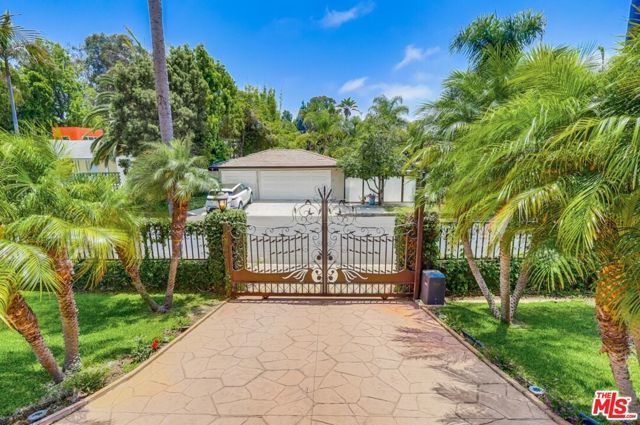 114 S Layton Drive, Los Angeles CA: https://media.crmls.org/mediaz/83803a3e-3661-4ed5-81b0-8e0a7a4e2890.jpg