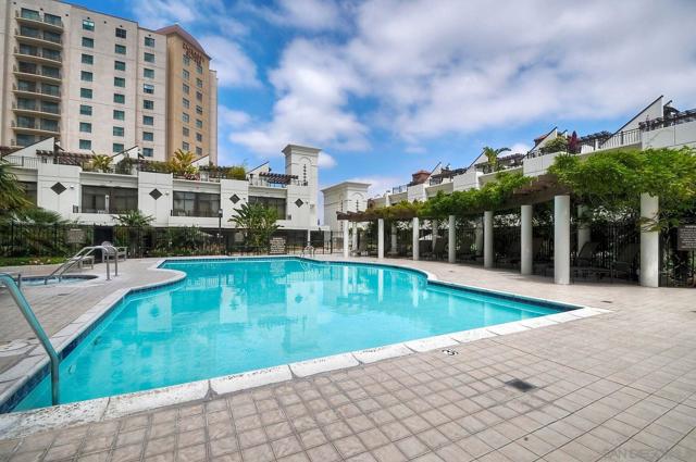 700 W Harbor Dr, San Diego CA: https://media.crmls.org/mediaz/83809dca-0f62-4990-8c0c-7b0487738bf8.jpg