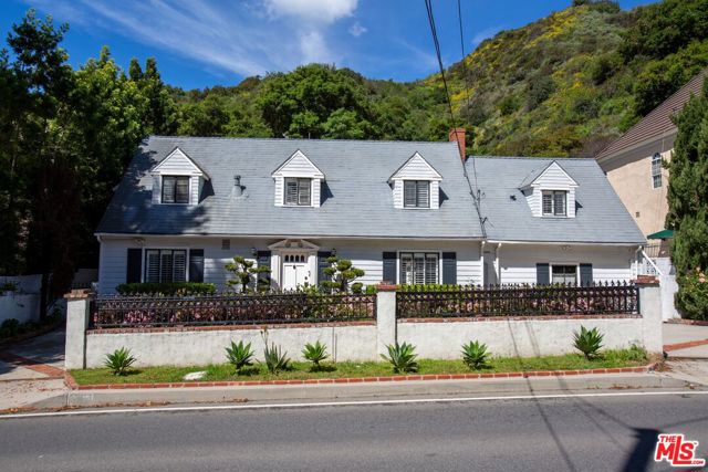 2427 Benedict Canyon Drive, Beverly Hills CA: https://media.crmls.org/mediaz/8380f875-4a5d-4289-8815-ac045c50489c.jpg