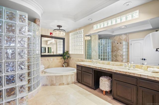 22590 Canyon Lake Drive South, Canyon Lake CA: https://media.crmls.org/mediaz/83811fba-e6d5-4114-81d0-ef5e37c0fd24.jpg