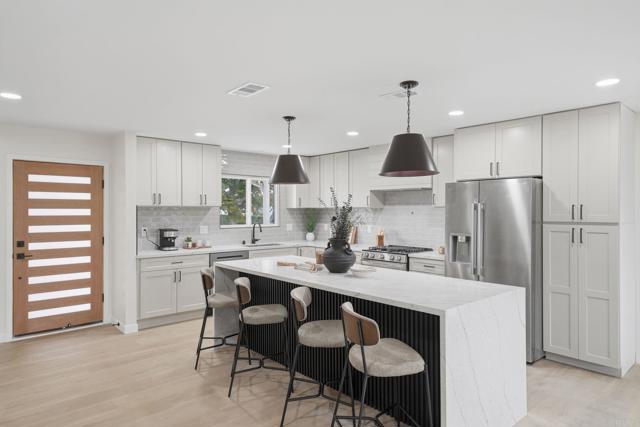 Detail Gallery Image 13 of 35 For 3296 via Bartolo, San Diego,  CA 92111 - 4 Beds | 3 Baths