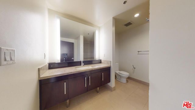 1100 Hope Street, Los Angeles, California 90015, 1 Bedroom Bedrooms, ,1 BathroomBathrooms,Condominium,For Sale,Hope,24402485