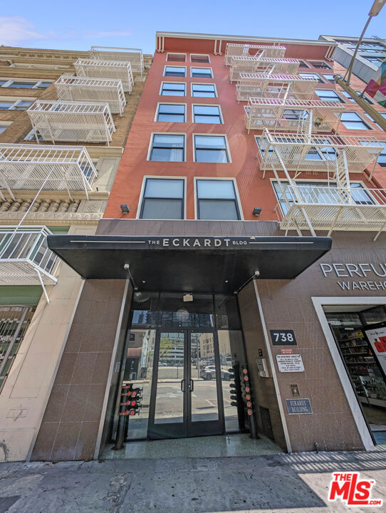 738 S Los Angeles Street, Los Angeles CA: https://media.crmls.org/mediaz/8381e6d3-27cd-43e4-8488-4c16ec634e03.jpg